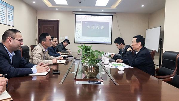 座談會現場，陳渝陽董事長與孫院士熱切交談