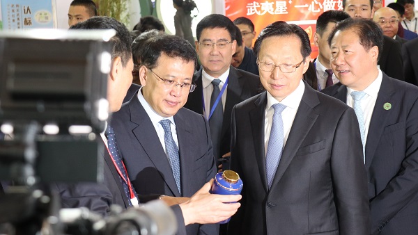 農業農村部部長韓長賦（右）、浙江省省長袁家軍（左）巡館現場