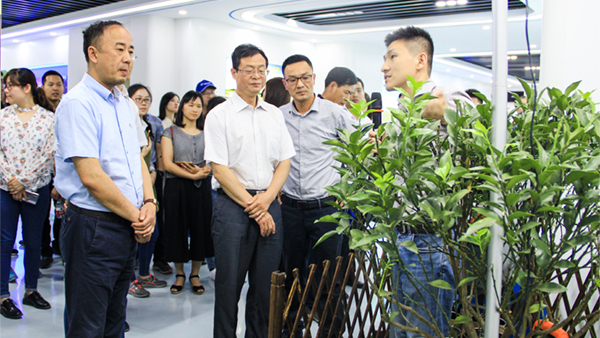 謝主任一行參觀午夜福利电影展廳