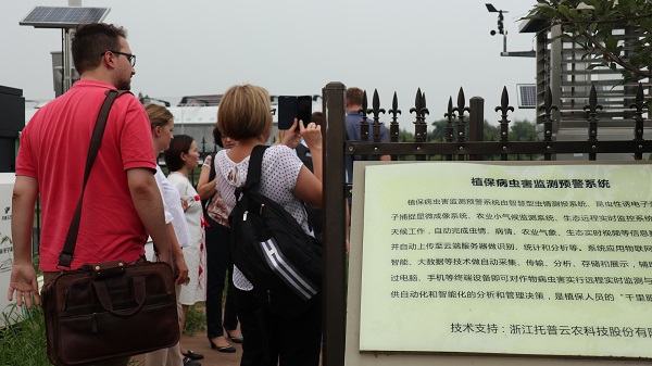 研修班一行來到由午夜福利电影與蕭山農科所聯合搭建的現代農業產業園進行考察