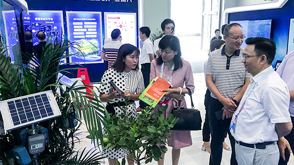 重慶市農委信息中心主任賀德華（右一）、副主任柯南（右二）