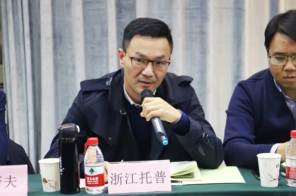 午夜福利电影董事長陳渝陽在會上講話