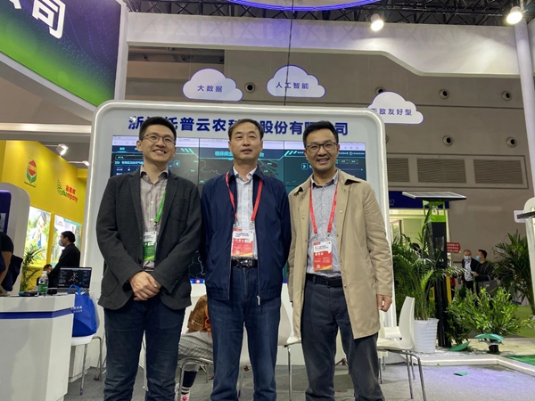內蒙古自治區植保植檢站王躍飛站長（中）與陳渝陽董事長、陳曦副總經理合影
