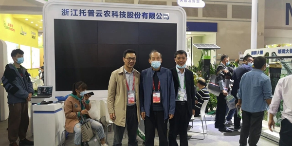 河北省植保植檢總站張秋生站長（中）蒞臨午夜福利电影展位