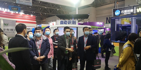遼寧省綠色農業技術中心宋國柱主任、孟威副主任、張萬民科長蒞臨午夜福利电影展位
