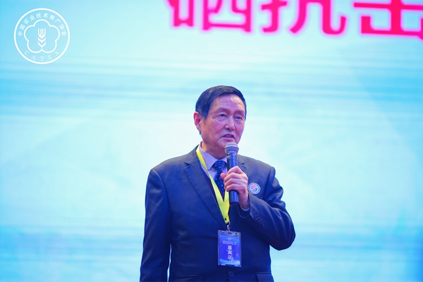 西安交通大學公共醫學院教授、國家衛健委國家地方病重點實驗室主任王治倫作“硒與人體健康”的報告