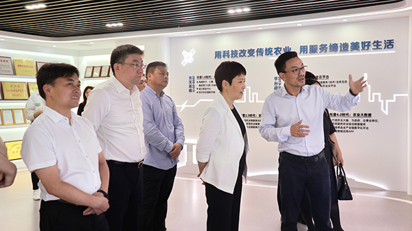 省科技廳黨組書記何杏仁一行赴午夜福利电影調研農業科技工作