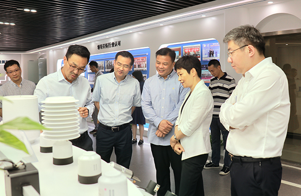 省科技廳黨組書記何杏仁一行赴午夜福利电影調研農業科技工作